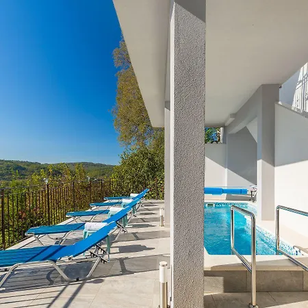 Mediterranes Mit Panoramablick, Pool, Privatparkplatz, Grill アパート