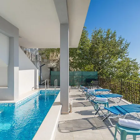 アパート Mediterranes Mit Panoramablick, Pool, Privatparkplatz, Grill パジン