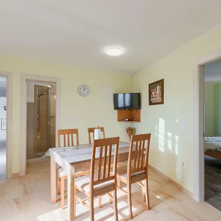 Mediterranes Mit Panoramablick, Pool, Privatparkplatz, Grill Apartment Pazin